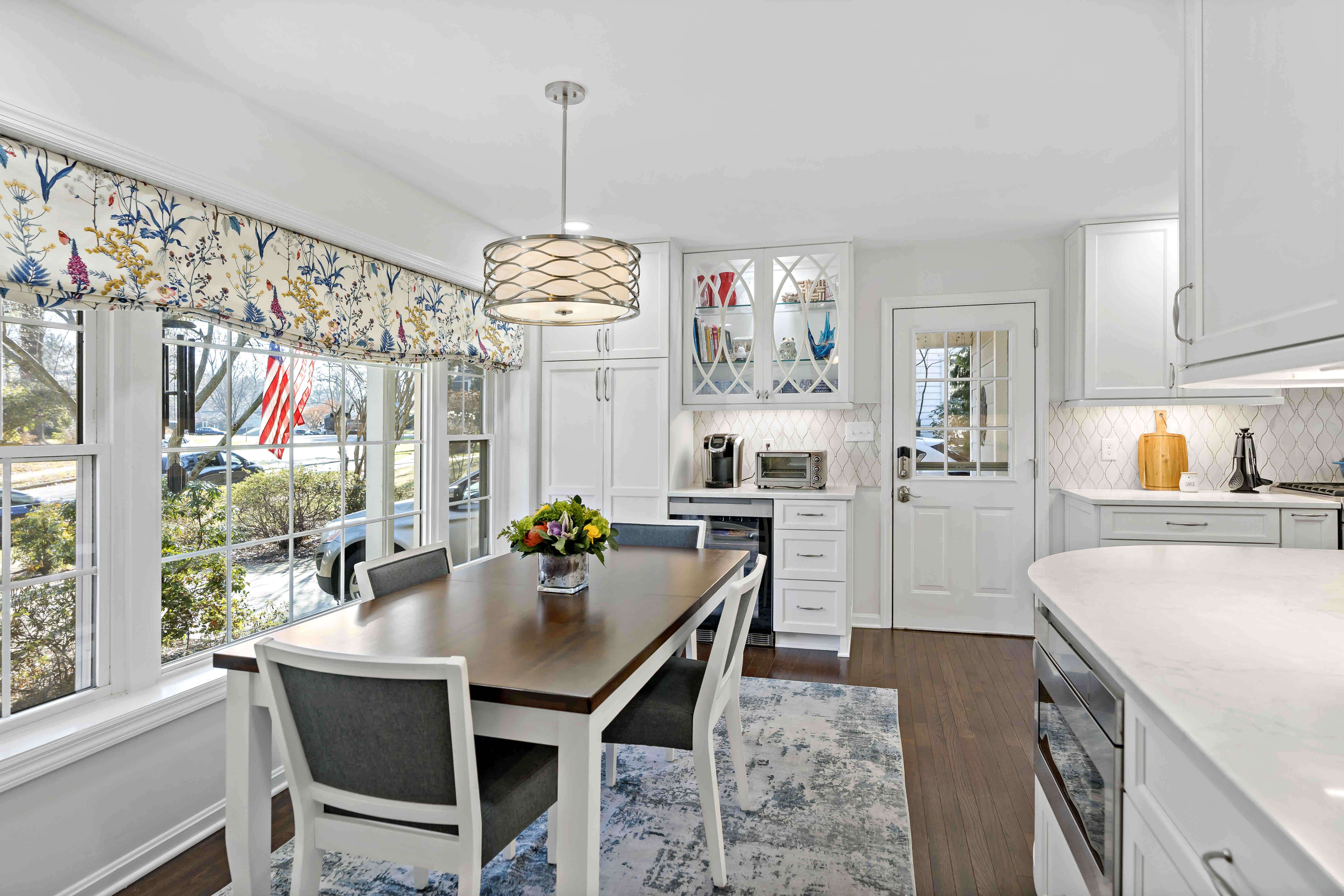 Traditional country design white kitchen with diamond backsplash
